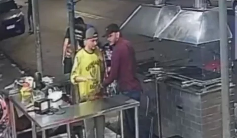 VÍDEO: Motoqueiro suspeito de dar apoio em assalto no Educandos é preso; comparsa está foragido