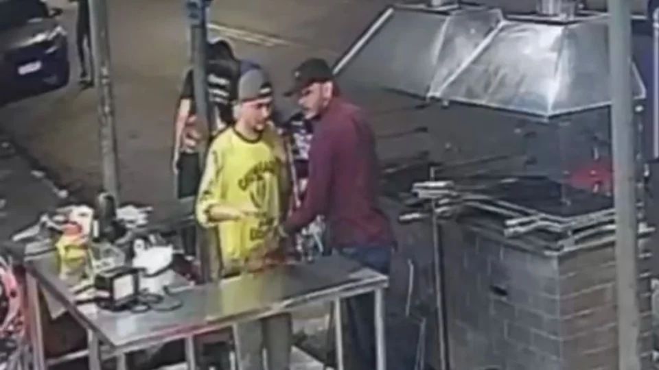 VÍDEO: Motoqueiro suspeito de dar apoio em assalto no Educandos é preso; comparsa está foragido