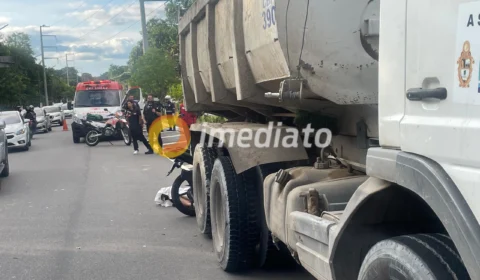 Motociclista morre ao bater na traseira de caminhão em Manaus