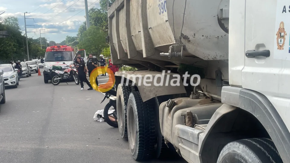 Motociclista morre ao bater na traseira de caminhão em Manaus