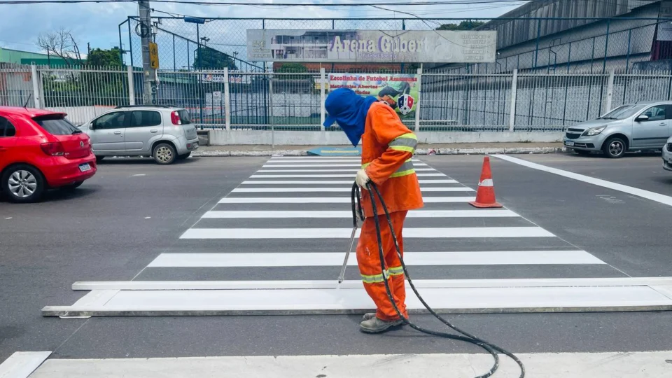 Prefeitura de Manaus fortalece segurança viária com ampla sinalização e programas educacionais