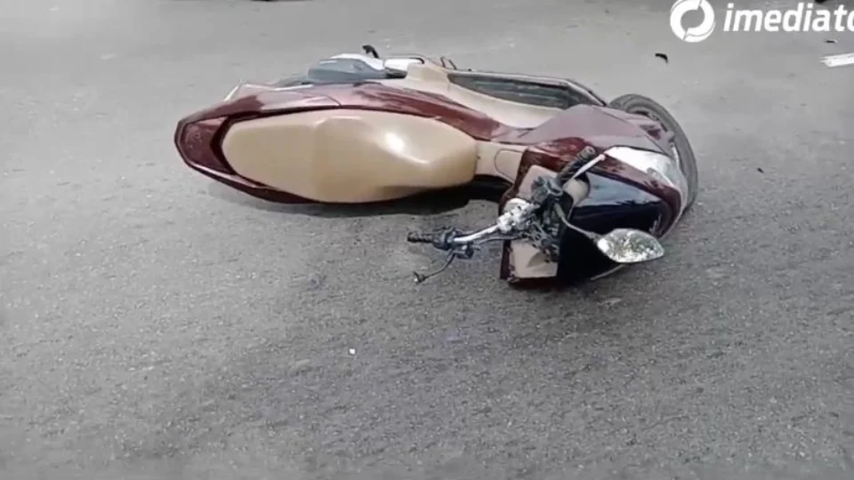 Motociclista tem a cabeça esmagada por caminhão após derrapar na Avenida das Torres