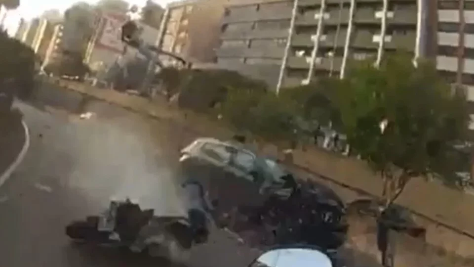 VEJA VÍDEO: Homem “voa” em colisão de moto e morre fugindo da PM