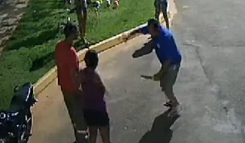 VEJA VÍDEO: Síndico aplica multa por causa de cocô de cachorro e leva facada