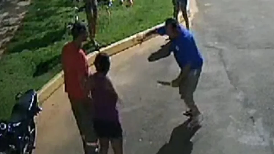 VEJA VÍDEO: Síndico aplica multa por causa de cocô de cachorro e leva facada