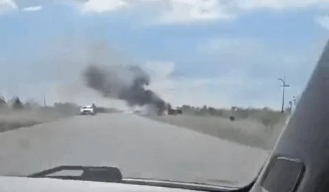Caminhão do Exército tomba e pega fogo a caminho da fronteira da Guiana: VEJA