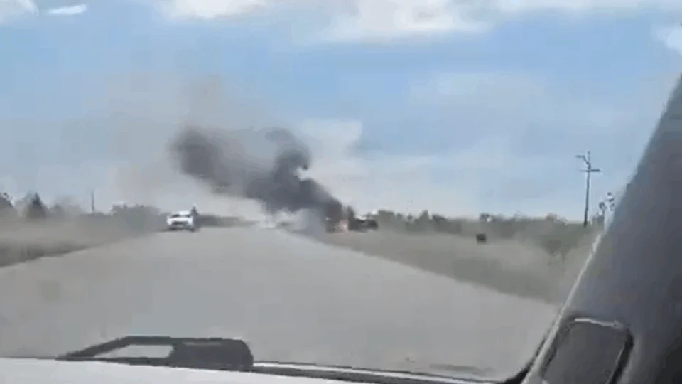 Caminhão do Exército tomba e pega fogo a caminho da fronteira da Guiana: VEJA