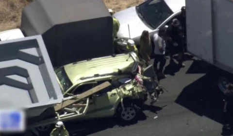 Mulher escapa de morte aterrorizante após piscina atingir para-brisa do carro