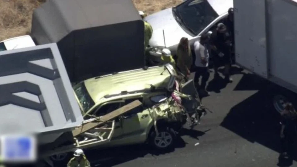 Mulher escapa de morte aterrorizante após piscina atingir para-brisa do carro