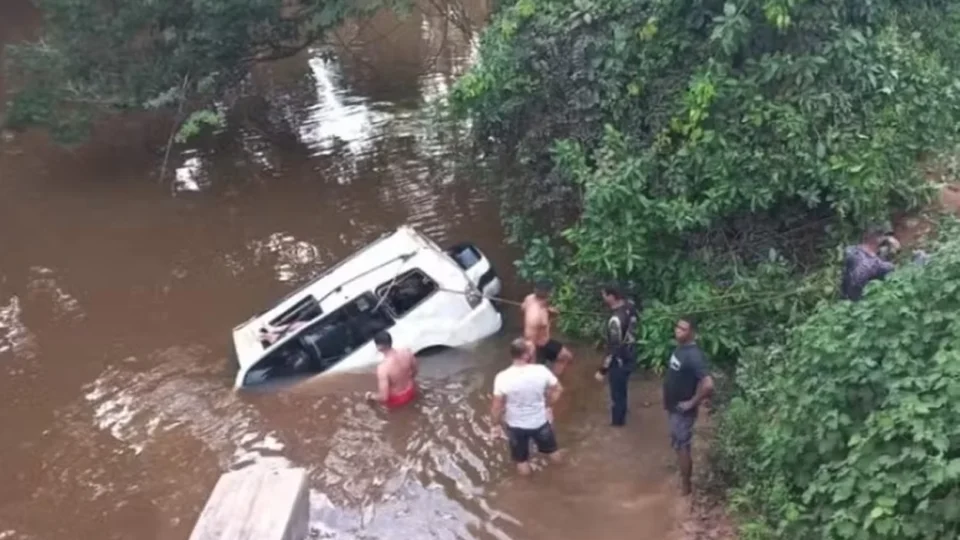Carro cai em rio e 5 pessoas da mesma família morrem em Rondônia
