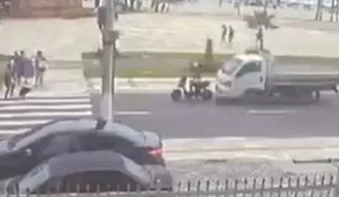 Veja Vídeo: motorista de caminhão atropela jovem que aguardava pedestres