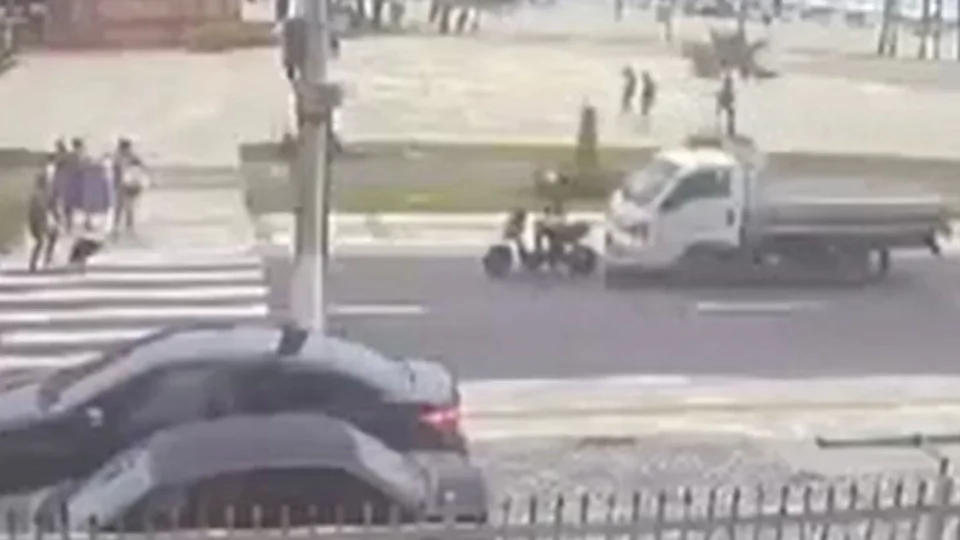 Veja Vídeo: motorista de caminhão atropela jovem que aguardava pedestres