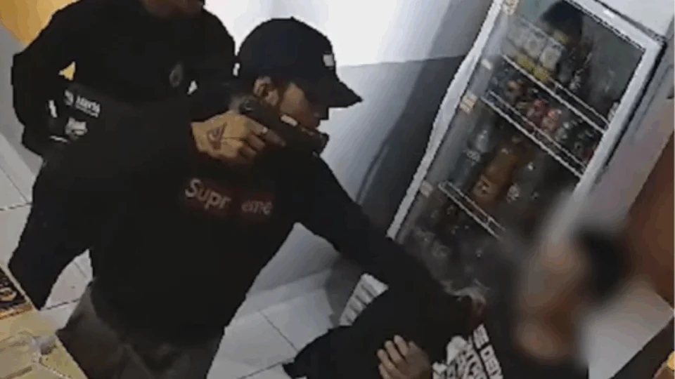 VÍDEO: criminosos armados ameaçam gerente: “Nós é bandido, não é moleque”