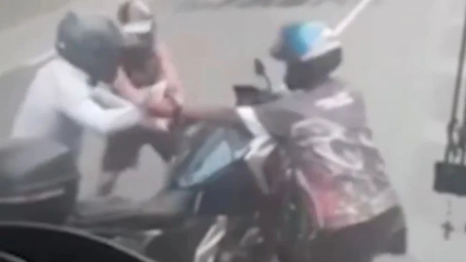 Veja Vídeo: “bandidos trapalhões” se assustam com buzinas e tapa de vítima