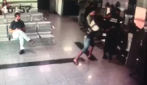 Vídeo chocante mostra homem esfaqueando PM dentro de delegacia