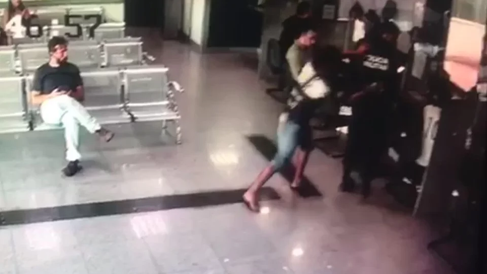 Vídeo chocante mostra homem esfaqueando PM dentro de delegacia