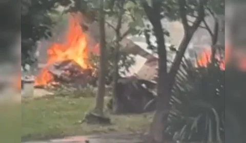 Queda de avião em praça deixa 4 mortos no interior de SP