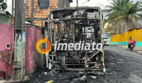 Incêndio criminoso em ônibus na Compensa atinge residência e coloca moradores em risco