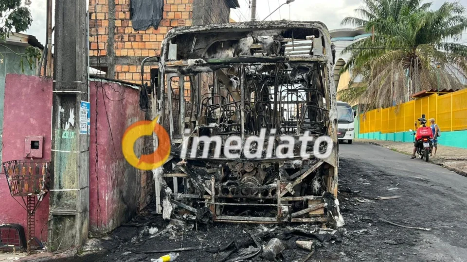 Incêndio criminoso em ônibus na Compensa atinge residência e coloca moradores em risco