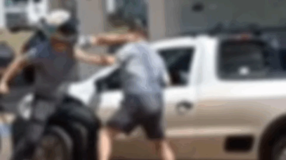 VEJA VÍDEO: motorista se revolta, dá tapa na cara de motoqueiro e leva a pior