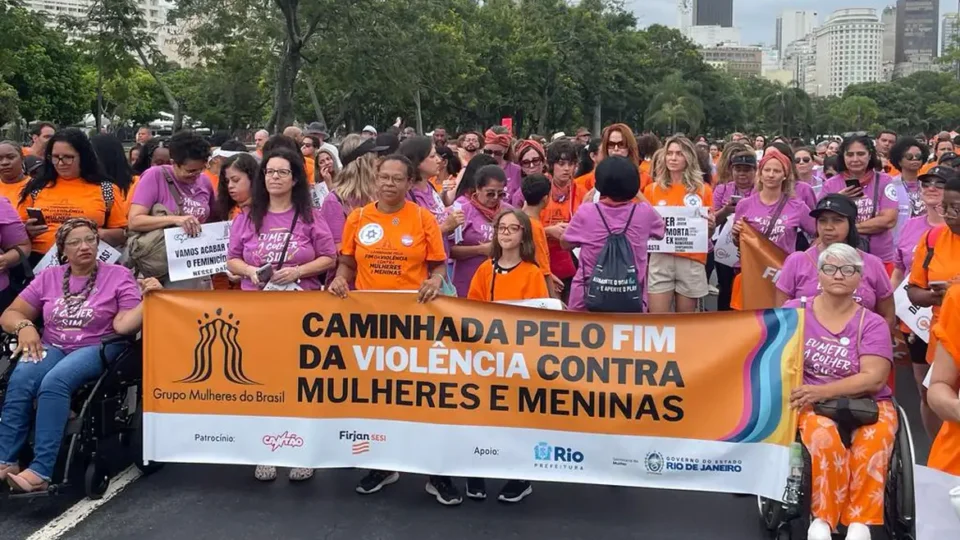 Caminhadas em todo o país pedem o fim da violência contra mulheres