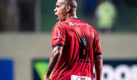 Jogador de futebol é acusado de matar namorado da ex e estuprá-la