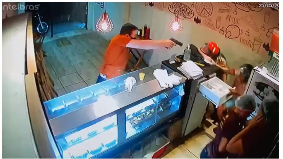 VEJA VÍDEO: casal tenta assaltar lanchonete e se dá mal após cliente reagir