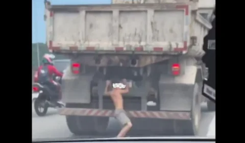 Veja Vídeo: menino quase é atropelado após cair de traseira de caminhão