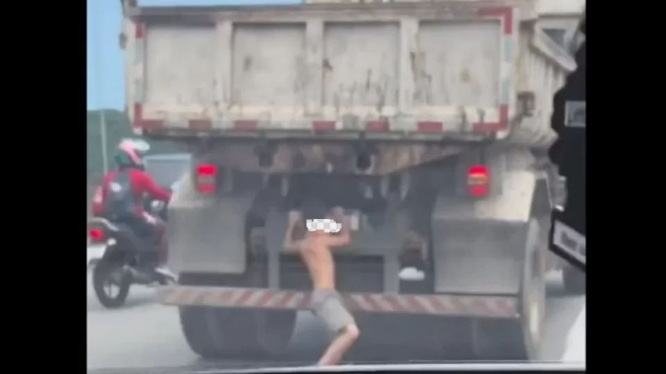 Veja Vídeo: menino quase é atropelado após cair de traseira de caminhão