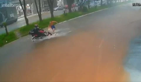 VEJA VÍDEO: Homens se arriscam para salvar mulher arrastada em enchente