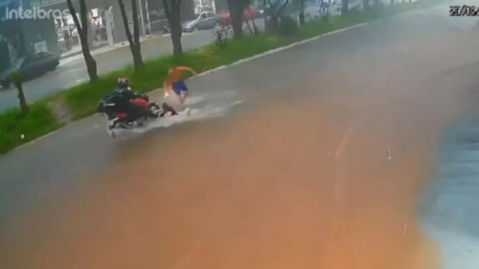 VEJA VÍDEO: Homens se arriscam para salvar mulher arrastada em enchente