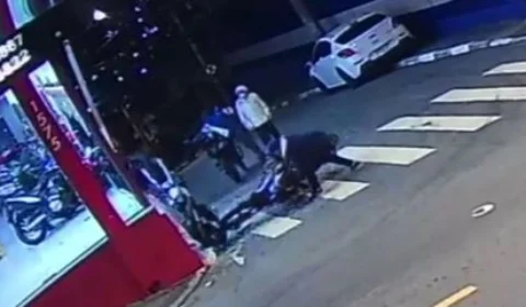 VEJA VÍDEO: Grupo é flagrado estourando vidro de loja para roubar motos