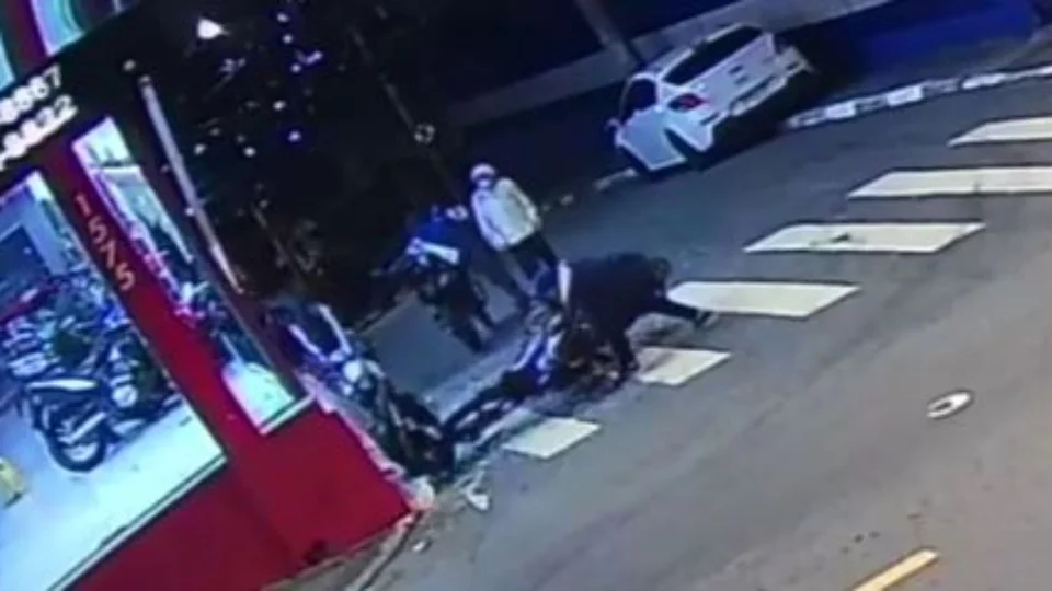 VEJA VÍDEO: Grupo é flagrado estourando vidro de loja para roubar motos