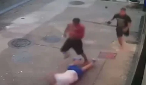 VEJA VÍDEO: assaltantes roubam mulher e nocauteiam homem que tentou protege-lá