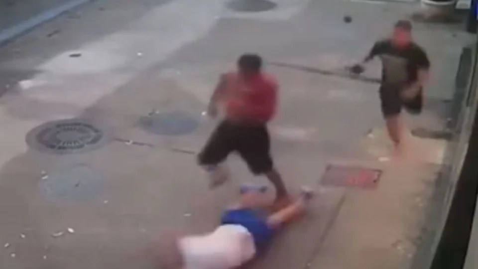 VEJA VÍDEO: assaltantes roubam mulher e nocauteiam homem que tentou protege-lá