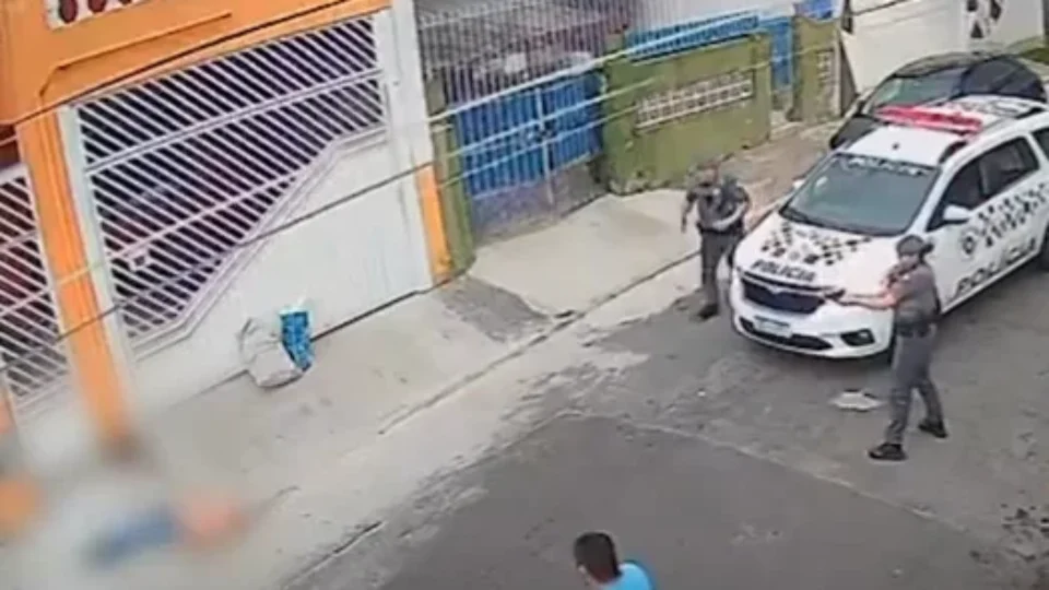 Veja Vídeo: homem é baleado após correr na direção de PMs durante abordagem