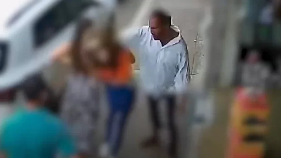 Veja Vídeo: homem dá soco no rosto de adolescente que ‘negou’ esmola
