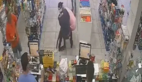 VEJA VÍDEO: ladrão se dá mal após tentar assaltar idoso de 81 anos e ser agredido