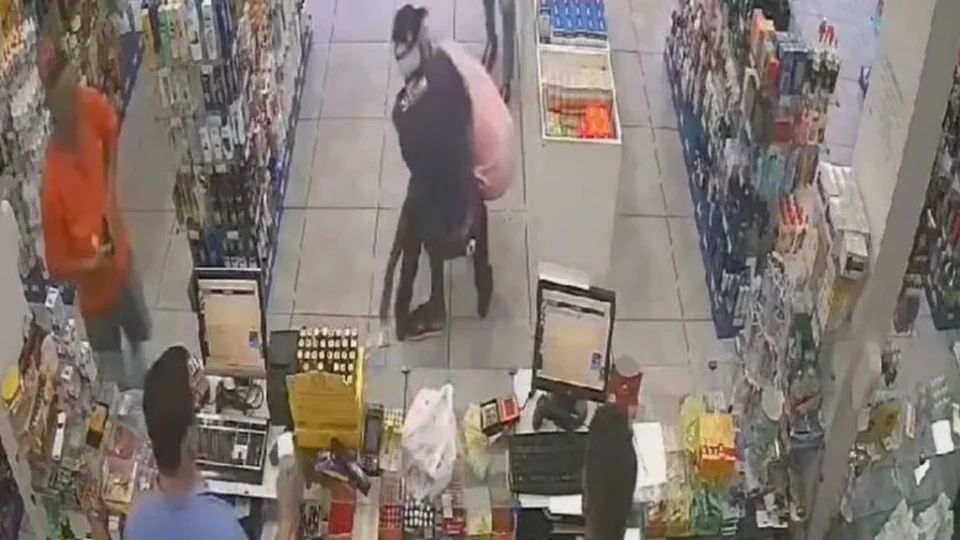 VEJA VÍDEO: ladrão se dá mal após tentar assaltar idoso de 81 anos e ser agredido