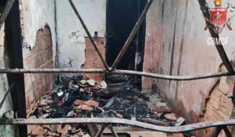 Criança de 2 anos morre carbonizada após incêndio atingir casa