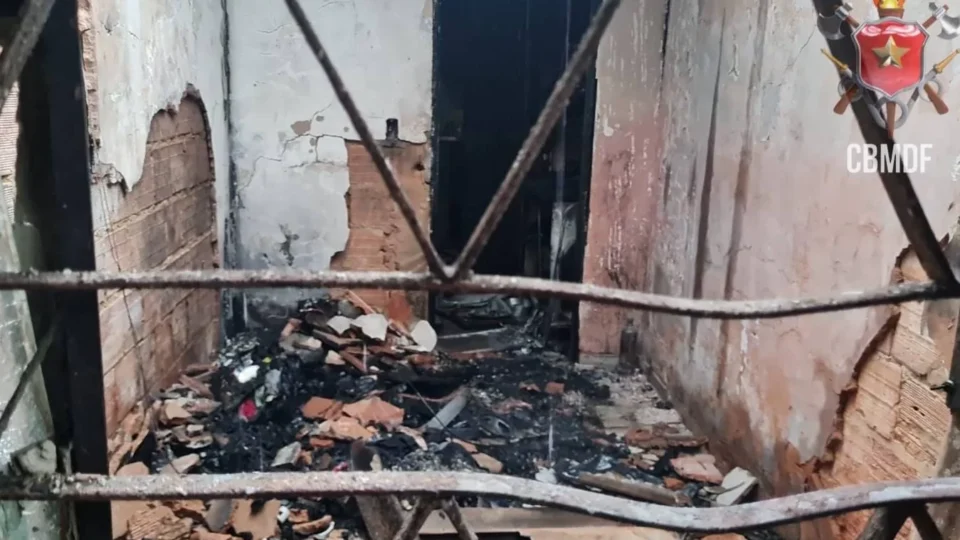 Criança de 2 anos morre carbonizada após incêndio atingir casa