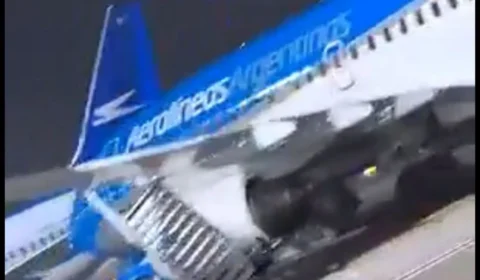 VEJA VÍDEO: jato é arremessado contra escada durante forte tempestade em aeroporto