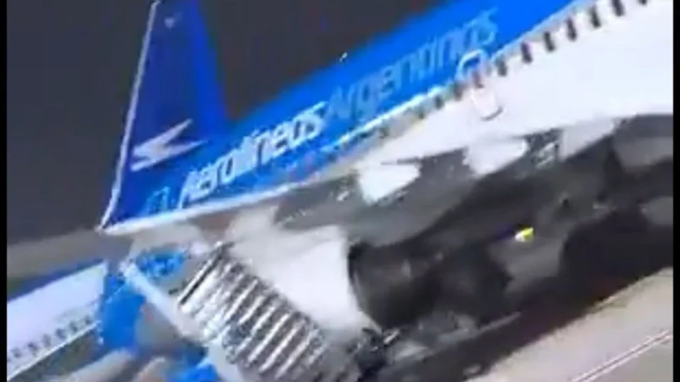 VEJA VÍDEO: jato é arremessado contra escada durante forte tempestade em aeroporto