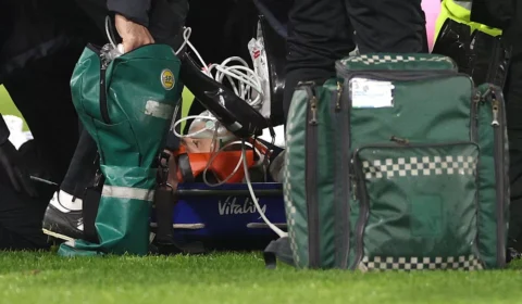 Clube inglês confirma parada cardíaca de jogador que desmaiou em campo