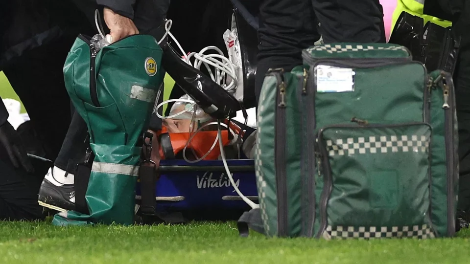 Clube inglês confirma parada cardíaca de jogador que desmaiou em campo