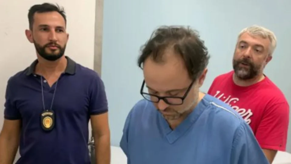 Médico suspeito de causar a morte de 42 pacientes é solto