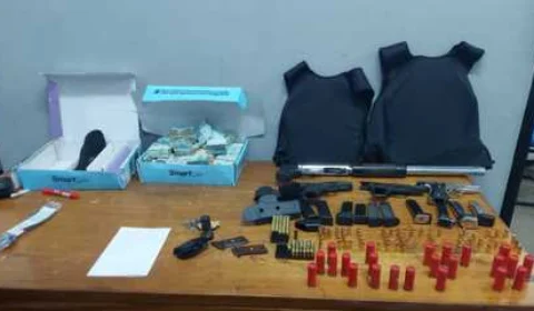 Criança sai de casa com duas armas após pai manter mãe em cárcere privado
