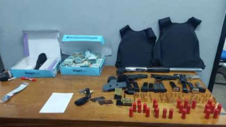 Criança sai de casa com duas armas após pai manter mãe em cárcere privado