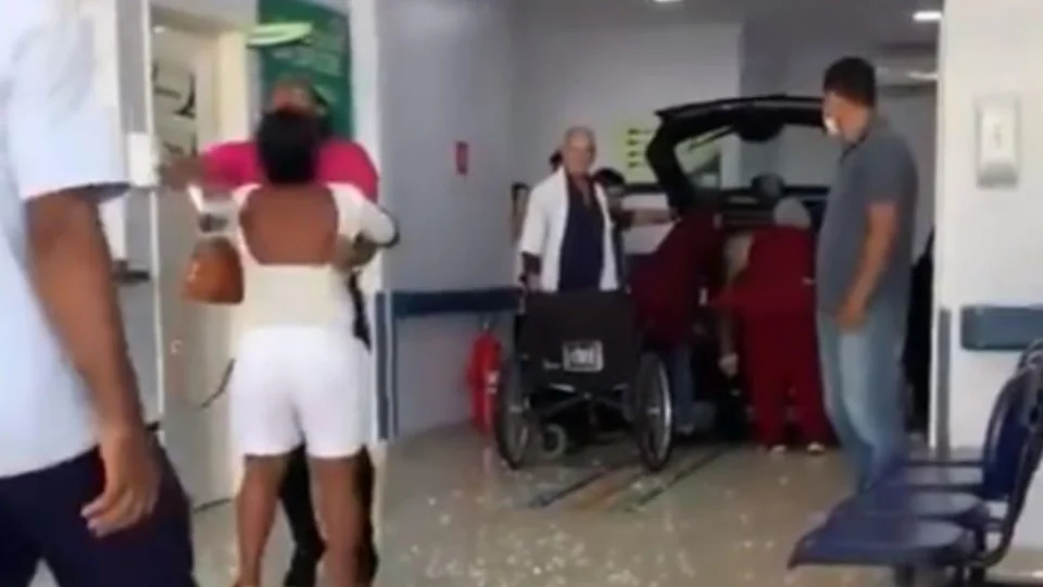 VEJA VÍDEO: revoltada, mulher invade hospital com carro e estoura vidros