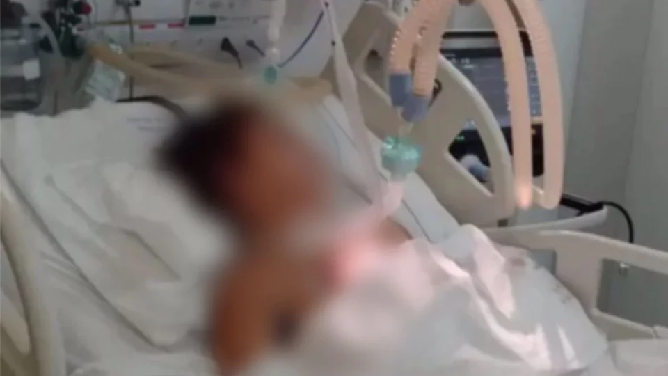 Jovem é preso injustamente após ser “acusado” por vítima intubada